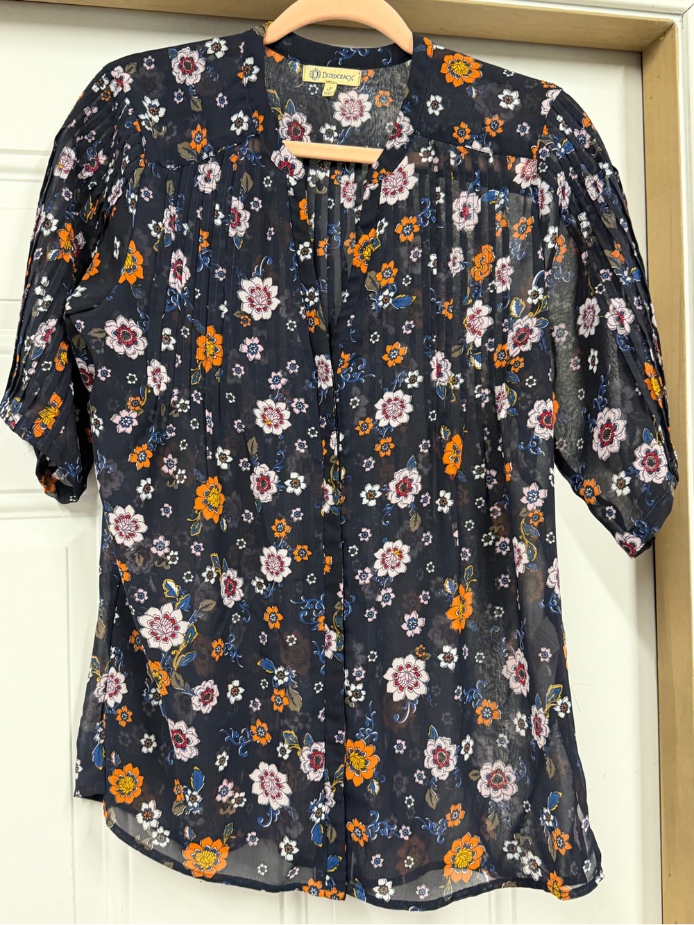 Democracy sm sheer Navy Floral Short-Sleeve Blouse pleated back #201